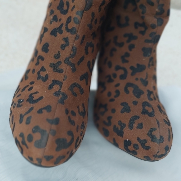 CHARLES Albert leopard print high heel booties size 7.5 - Picture 8 of 8